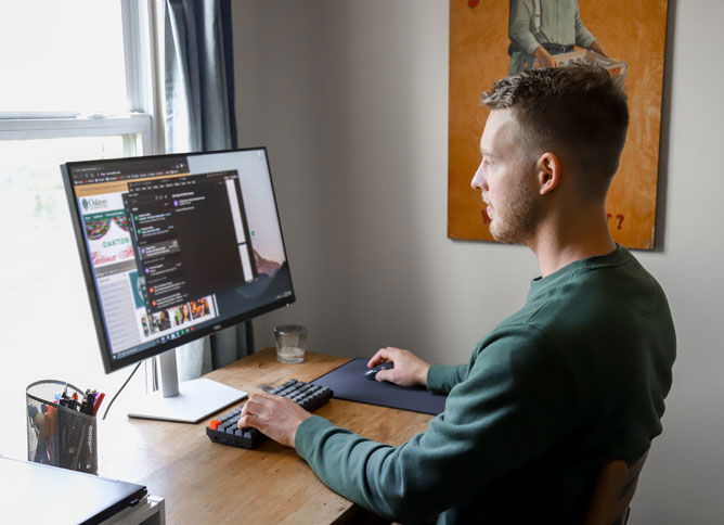 A student taking Oakton College courses remotely.